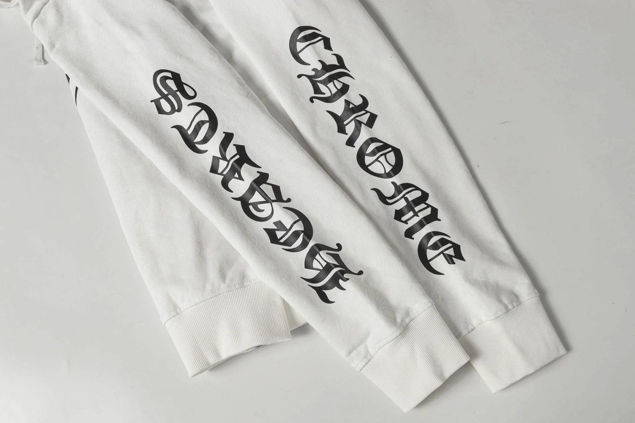 P300 cross-border model, please do not place an order if you are pursuing quality - Chrome Hearts/Chrome Hearts Sanskrit Dark Pattern Horseshoe Sanskrit Cross ✝️ Printed Zipper Sweater Cardigan Jacket - High weight, high density and high quality. The wool is soft, delicate and skin-friendly. It feels soft and silky. It has excellent warmth and skin-friendly properties. - Custom-woven and custom-dyed, no color difference. No matter the fabric or workmanship details, it beats the ordinary version on the market. - Hardware zipper accessories are all customized and full of details. -Colour: Black White Blue -Size: S M L XL